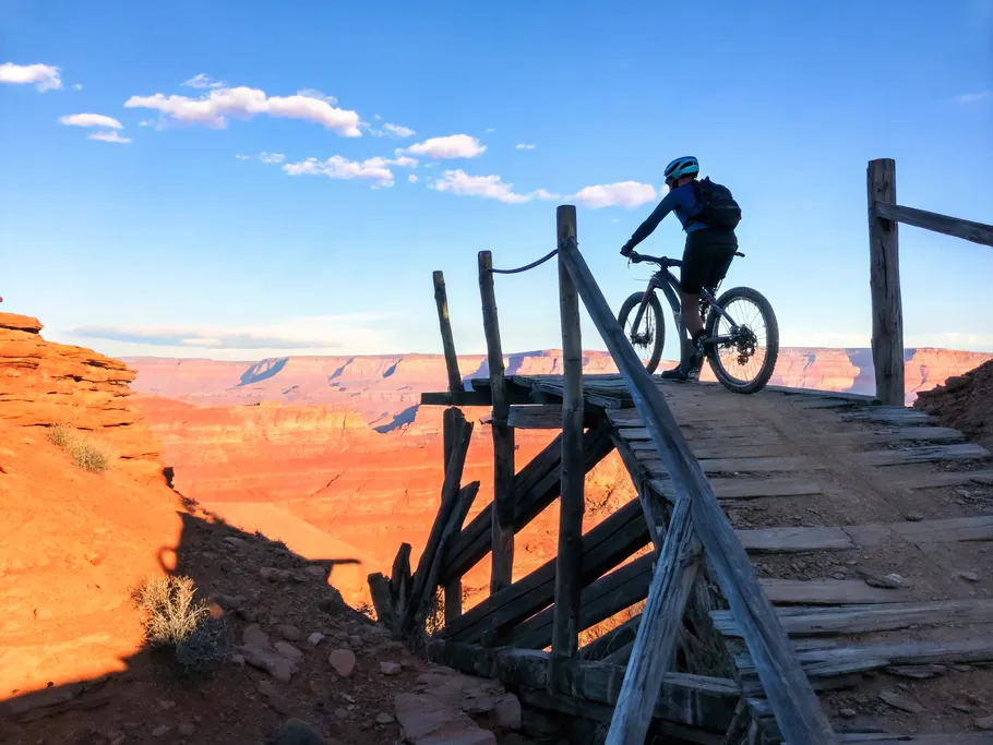 Mountain biker at a trailhead overlooking a vast canyon, representing innovative cycling technology